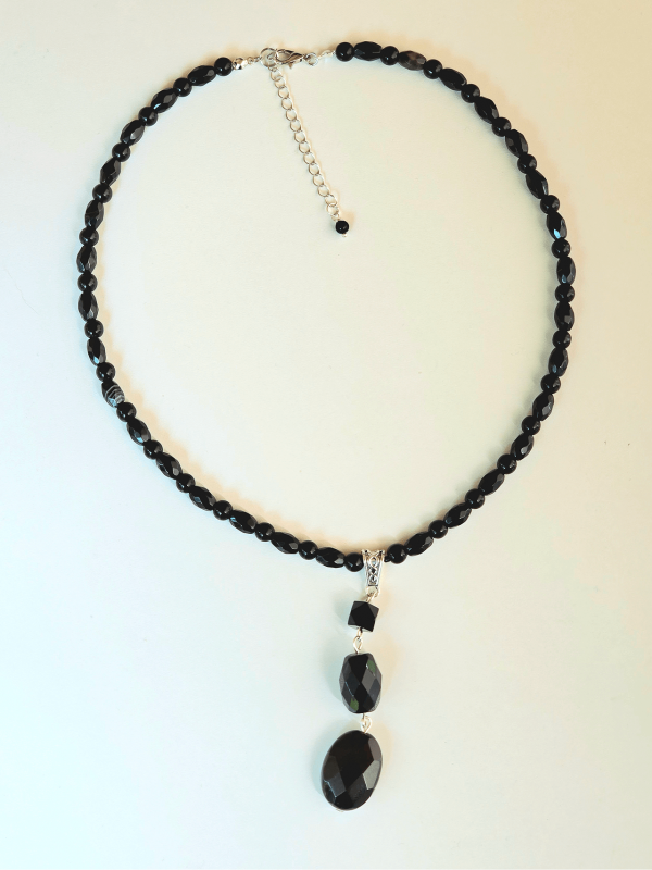 Bold Elegance – Faceted Black Agate Pendant Necklace